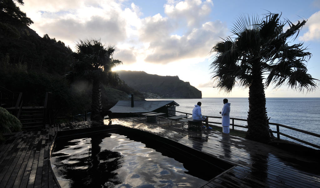 Crusoe Island Hotel
